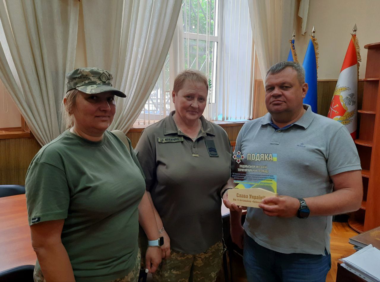 Військовослужбовці 11 батальйону «Київська Русь» нагородили Подякою Подільську міську територіальну громаду та директора ТДВ «Пасавтотранссервіс» Сергія Коваля